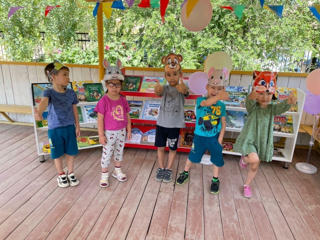 Dungeon Girls сыйлықтары Күзетші артқы бөлмеде бір қызды сиқыған.