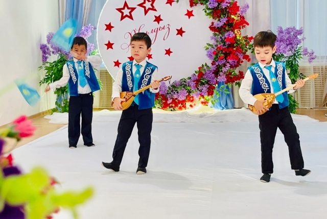 Жас қызды трахает ететін қарттардың порно суреттері